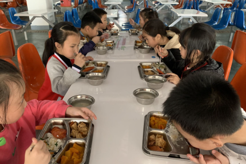 小学智慧食堂：打造贴心餐饮服务