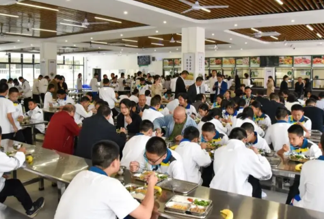 学校食堂AI监管系统：厨师着装、抽烟玩手机等违规行为自动识别
