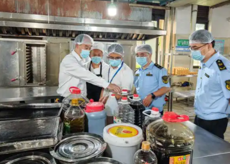 学校食安监管大屏：多校食堂风险一屏掌握