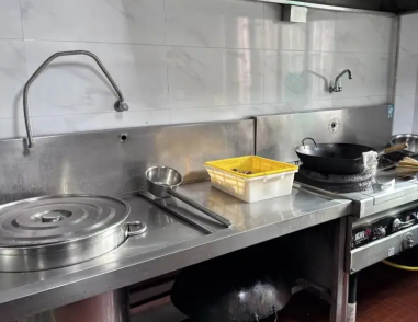 食材过期误用，系统在出库前拦截并提示替换