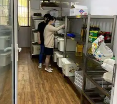 食堂食材效期预警系统：剩余保质期标红与到期提醒