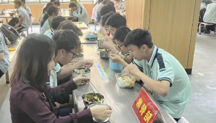 学校陪餐制落地：每餐谁陪、意见整改都留痕